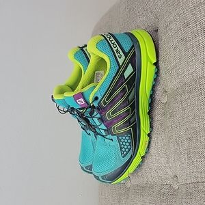 Salomon size 7.5 tennis shoes